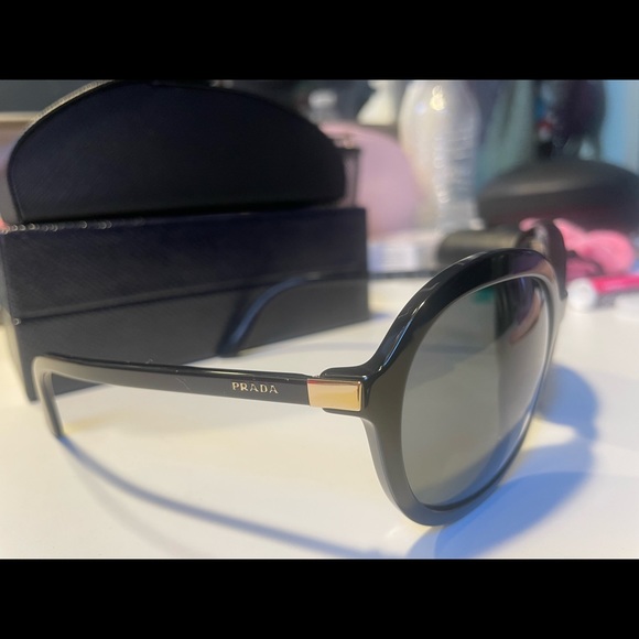 Black Prada sunglasses SPR09V - Picture 3 of 5